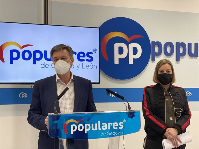Vázquez (I) y García (D) durante la rueda de prensa sobre Dependencia.
