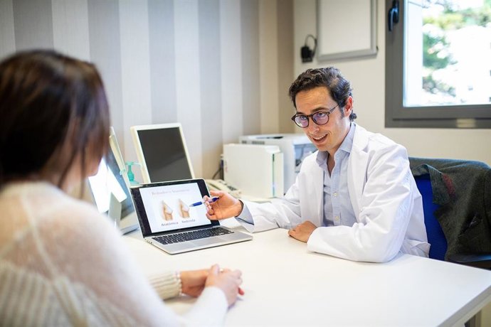 Javier Collado en su clínica de cirugía estética y plástica
