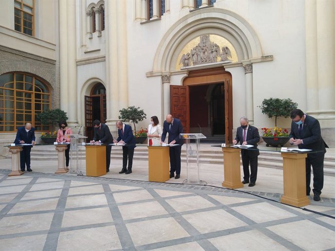 Firma del plan de ayudas para la hostelería y el turismo.