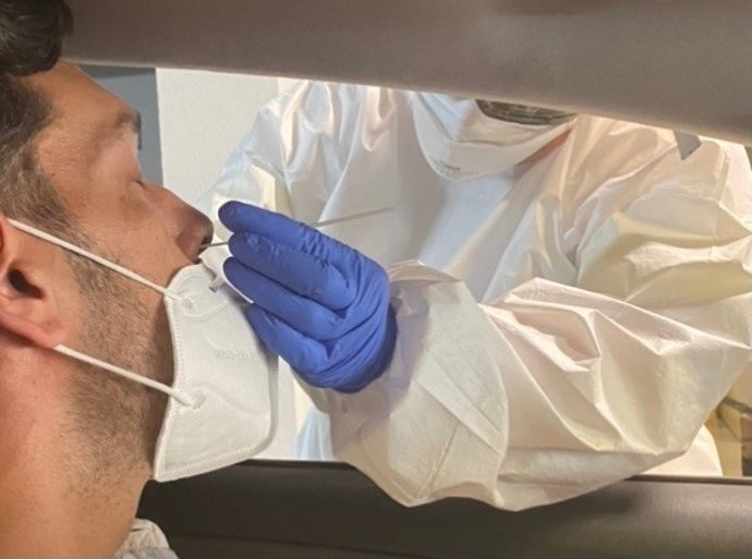 Un sanitario realiza un PCR a un ciudadano en Canarias