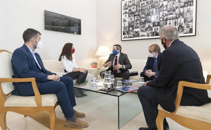 La consejera de Presidencia, Eugenia Carballedo, se ha reunido hoy con el presidente de la Federación Madrileña de Deportes de Invierno, Antonio Carlos Fernández-Coppel