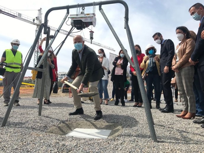 El consejero de Educación, Javier Imbroda, pone la primera piedra del Conservatorio de Danza 'Kina Jiménez' de Almería, en una imagen de 26 de marzo