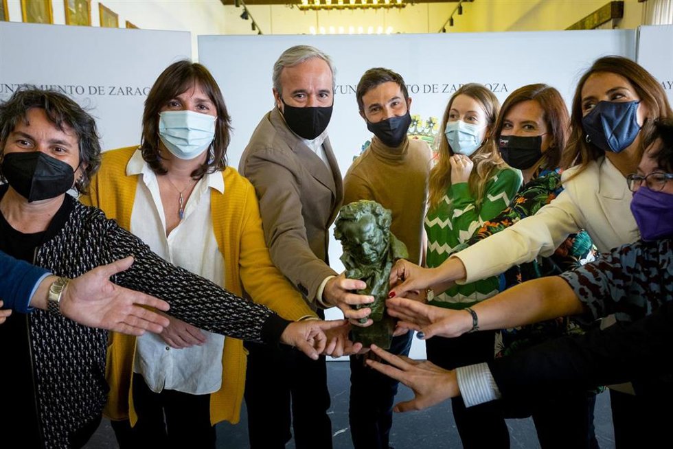 El acalde de Zaragoza, Jorge Azcón, y la vicealcaldesa de la ciudad, Sara Fernández, reciben a la directora de Las Niñas, Pilar Palomero, y al productor ejecutivo de la película Alexandre Lafuente