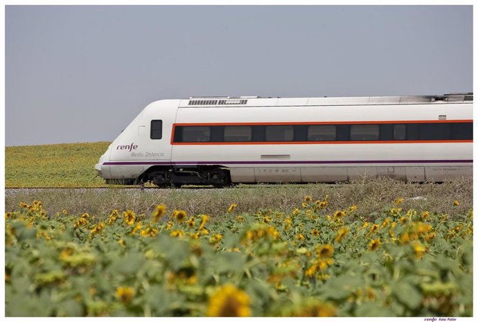 Archivo - RENFE-tren-vias-viaje-turismo