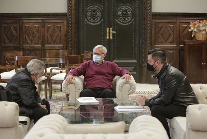El alcalde de Valnci Joan Ribó, y el concejal de Cultura Festiva. Carlos Galiana, se reúnen con el presidente de la Junta Mayor de la Semana Santa Marinera de Valncia, Pep Martorell