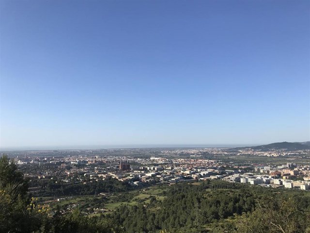 Archivo - Nube de contaminación en el área metropolitana de Barcelona