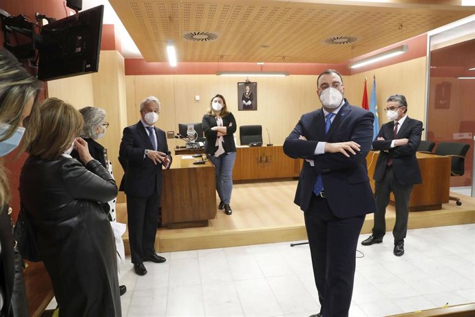 El Presidente Del Principado De Asturias, Adrián Barbón, Asiste Al Acto De Inauguración De La Sala Gesell Del Palacio De Justicia De Gijón, Junto A Otras Autoridades, Como El Presidente Del Tribunal Superior De Justicia De Asturias, Jesús María Chamorro