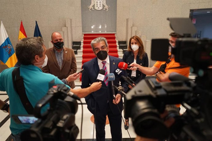 El vicepresidente y consejero de Hacienda del Gobierno de Canarias, Román Rodríguez, atiende a los periodistas