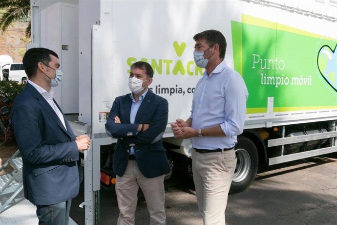 El alcalde de Santa Cruz de Tenerife, José Manuel Bermúdez, y el concejal de Servicios Públicos, Guillermo Díaz Guerra, en la presentación del nuevo 'Punto Limpio' móvil