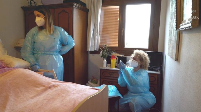 Archivo - Sanitarios ponen la vacuna de la COVID-19 a grandes dependientes en Baleares.