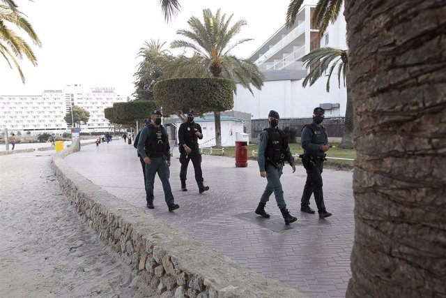 Varios agentes de la Guardia Civil y Policía Nacional pasean por el Paseo Marítimo para controlar las terrazas de bares y restaurantes de Palma.