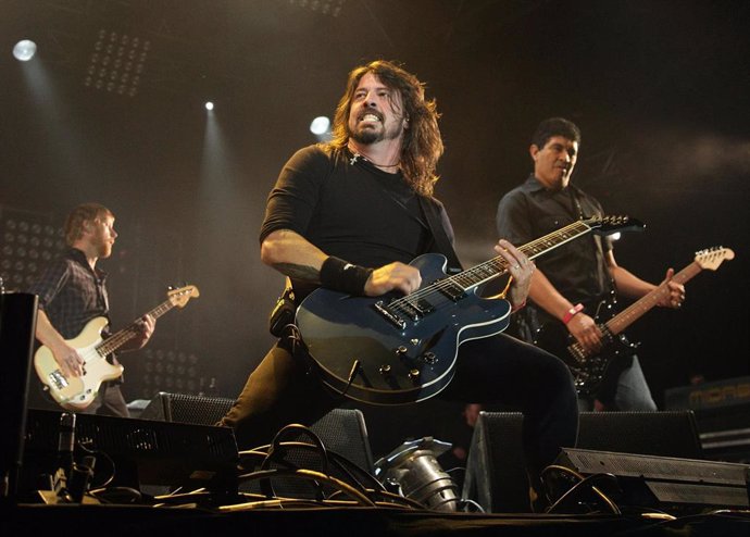 Archivo - File photo dated 14/5/2011 of Dave Grohl (centre) of the Foo Fighters. Prince Harry is to rock out with Foo Fighters and Kaiser Chiefs after they were signed up to head the bill for the closing ceremony of the Invictus Games which he launched.