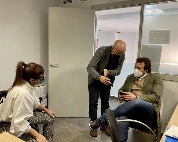 El alcalde de Cádiz, José María González, y la concejal de Turismo, Comercio y Consumo, Montemayor Mures, han mantenido euna reunión con el personal técnico y directivo de la Delegación de Consumo.