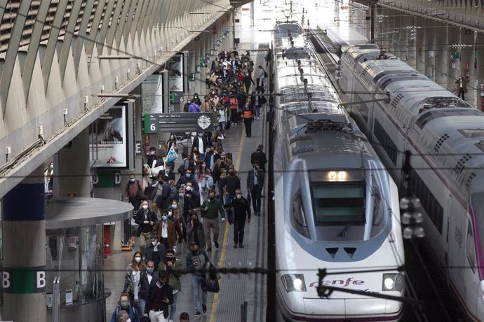 Llegada de pasajeros en el AVE procedente de Madrid a la Estación de Santa Justa de Sevilla
