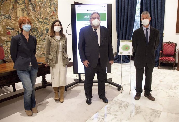 La presidenta del Parlamento Vasco, Bajartxo Tejeria, ha recibido del Ararteko Manu Lezertua el informe anual elaborado por esta institución, en Vitoria