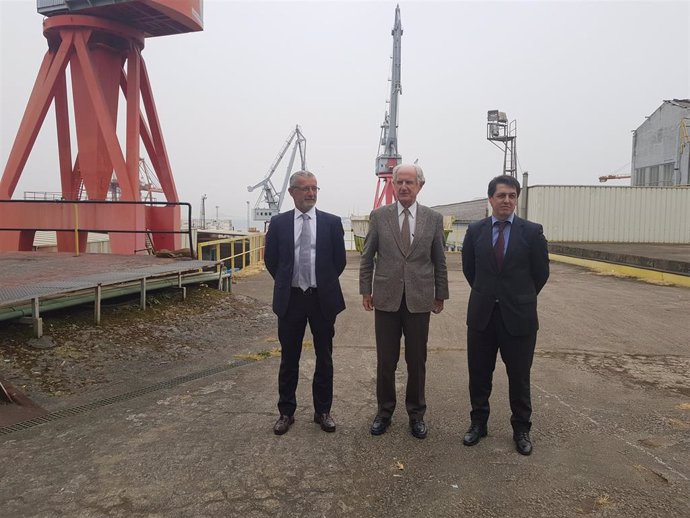 El director general del astillero Vulcano, José María Soriano; el presidente del grupo Argos, José Alberto Barreras; y el director general de Marina Meridional, Juan Moreno.
