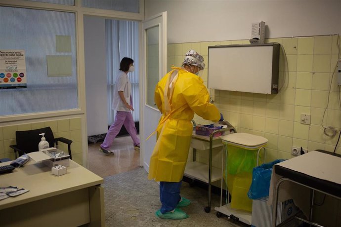 Archivo - Una sanitaria se prepara para realizar test rápidos de antígenos de detección de coronavirus en un Centro de Atención Primaria (CAP)
