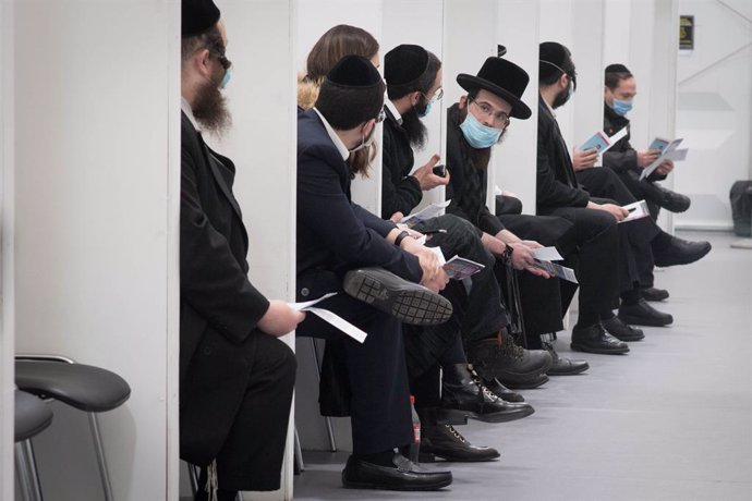 21 March 2021, United Kingdom, London: Members of the Jewish community in north London wait to receive their Coronavirus (Covid-19) vaccination at the John Scott Vaccination Centre in Green Lanes, where Hatzola, in partnership with the NHS and Hackney C