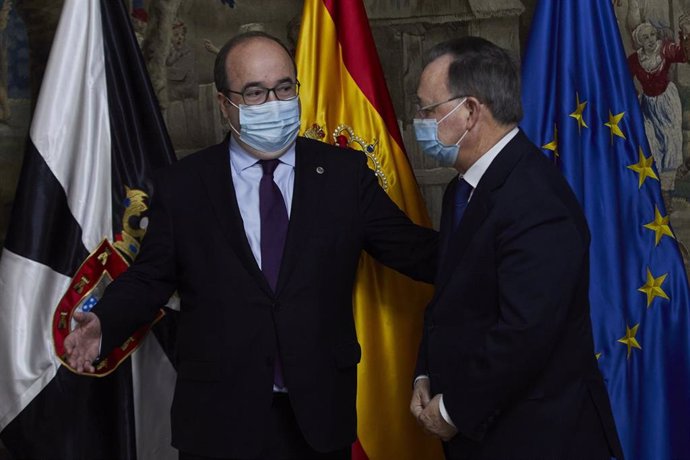 El ministro de Política Territorial y Función Pública, Miquel Iceta (i), junto al presidente de la Ciudad Autónoma de Ceuta, Juan Jesús Vivas Lara (d), antes de una reunión en la sede del Ministerio, en Madrid (España), a 30 de marzo de 2021.