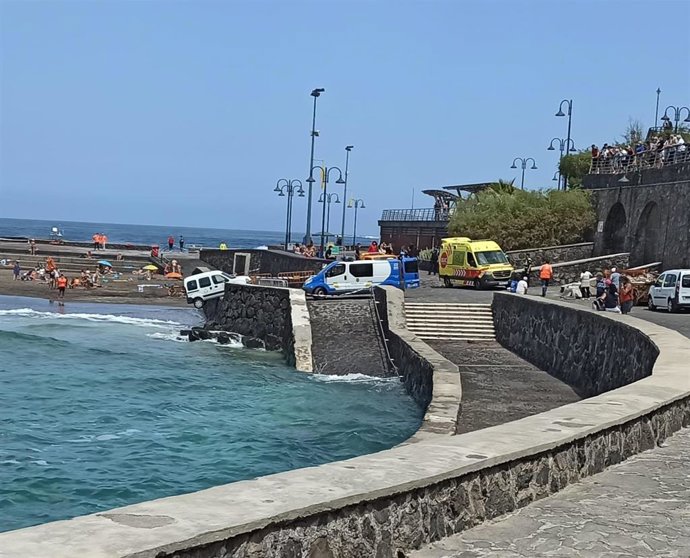 Coche a punto de caer al mar en Bajamar