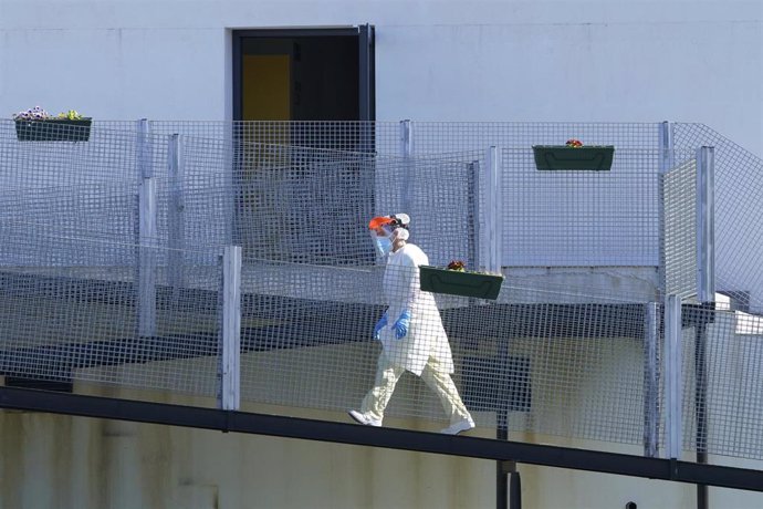 Una profesional sanitaria camina frente a la residencia de mayores Coviastec, en Silleda, Pontevedra, Galicia (España)