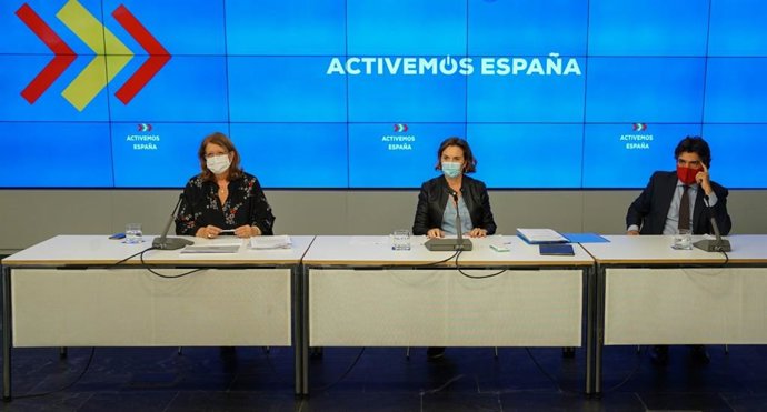 Archivo - La portavoz del Grupo Popular en el Congreso, Cuca Gamarra, junto a la vicesecretaria de Política Sectorial, Elvira Rodríguez, y el portavoz adjunto del Grupo Popular, Mario Garcés. Madrid, 30 de octubre de 2020.