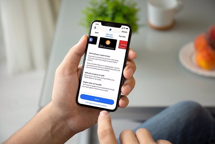 PayPal lanza 'Checkout with Crypto', una nueva solución que permite a sus usuarios pagar con criptomonedas en establecimientos.
