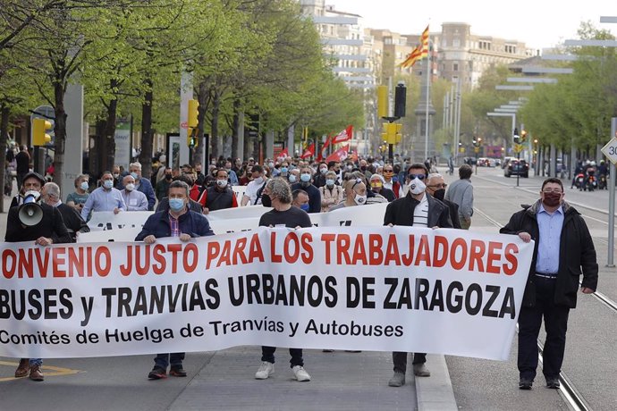 Manifestación de trabajadores de autobús urbano y del tranvía de Zaragoza para exigir la negociación de los convenios colectivos de ambos medios de transporte públicos