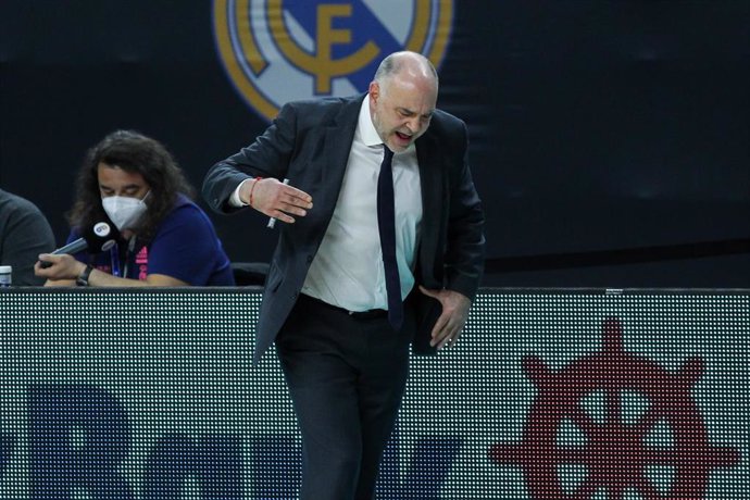 Archivo - Pablo Laso se lamenta durante un partido del Real Madrid