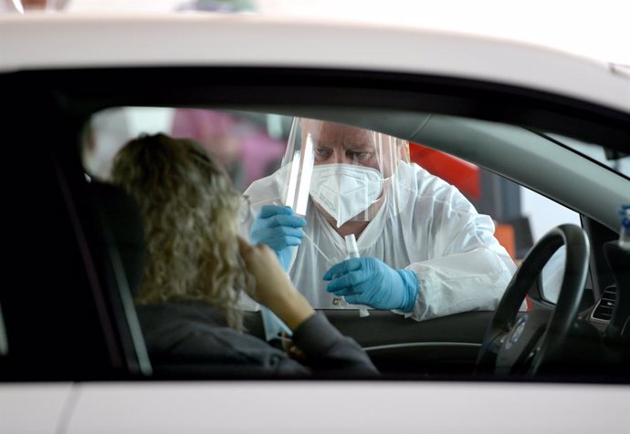 Archivo - 19 June 2020, Luxembourg, Bascharage: Amedical worker prepares to take a swab sample at a coronavirus (Covid-19) drive-thru testing center. Luxembourg is testing its entire population and cross-border workers from Germany, France and Belgium 