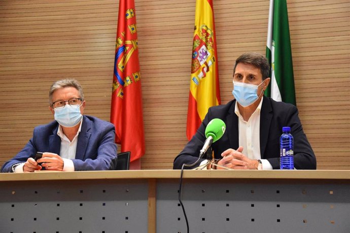 El nuevo delegado del Gobierno en Andalucía, Pedro Fernández, en una rueda de prensa junto a Manuel Gavilán.