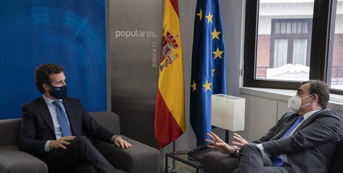 El presidente, Pablo Casado, con el vicepresidente de la Comisión Europea, Margaritis Schinas.