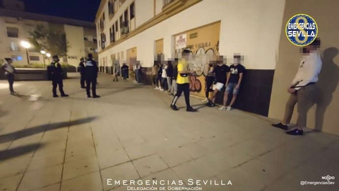 Actuación de la Policía Local para disolver una concentración de jóvenes en la vía pública