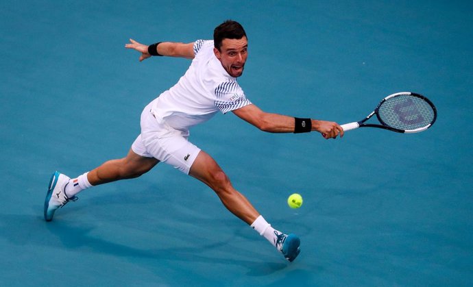 Archivo - 27 March 2019, US, Miami Gardens: Spanish tennis player Roberto Bautista Agut returns to US John Isner during their men's singles quarter final match on day ten of the 2019 Miami Open Tennis Tournament at Hard Rock Stadium. Photo: Mario Houben