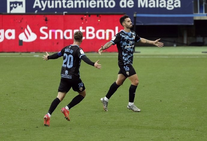 Lazo, del Almería, celebra el segundo tanto de su equipo en La Rosaleda