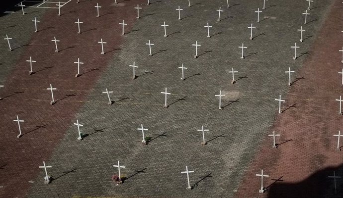 Cruces frente a la iglesia de Nossa Senhora de Caravaggio durante un acto conmemorativo por los fallecidos por la pandemia.