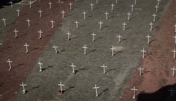 29 March 2021, Brazil, Farroupilha: Crosses can be seen in front of the Nossa Senhora de Caravaggio church during a memorial service for more than 300000 COVID-19 deaths in Brazil. Photo: Lucas Amorelli/dpa