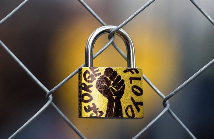 29 March 2021, US, Minneapolis: A lock with the name of George Floyd is placed on the fence outside the Hennepin County Courthouse on the first day of the trial of former officer Derek Chauvin over the killing of George Floyd. Floyd is an African Americ