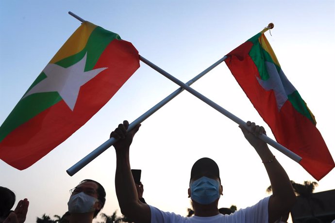 28 March 2021, Taiwan, Taipei: Protesters hold Myanmar flags during a protest outside the Taipei Liberty Square to commemorate the deaths in the military crackdowns in Myanmar and protest against ongoing killings and coups. Photo: Daniel Ceng Shou-Yi/ZU