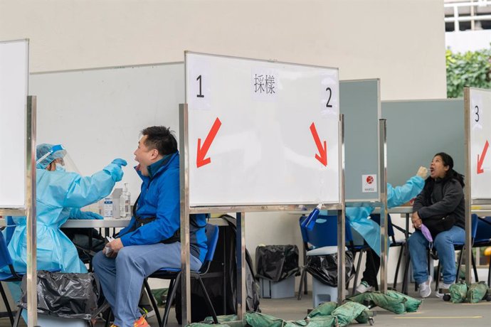 Archivo - 16 December 2020, China, Hong Kong: Health workers conduct tests for coronavirus (COVID-19) at a makeshift COVID-19 testing centre near a public housing estate. Photo: Geovien So/SOPA Images via ZUMA Wire/dpa