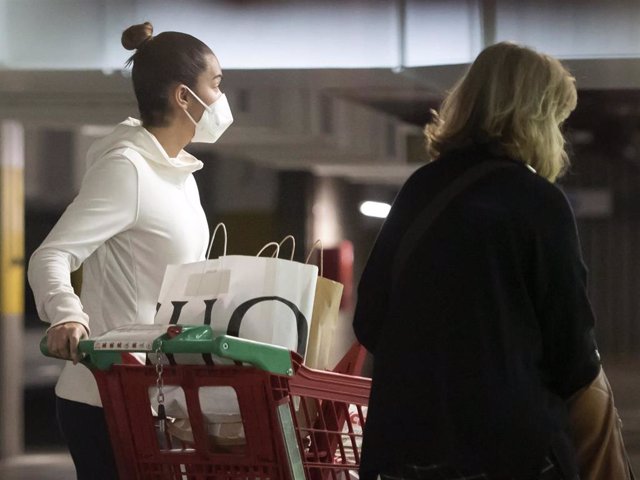 Lara Álvarez y su madre hacen la compra en un supermercado