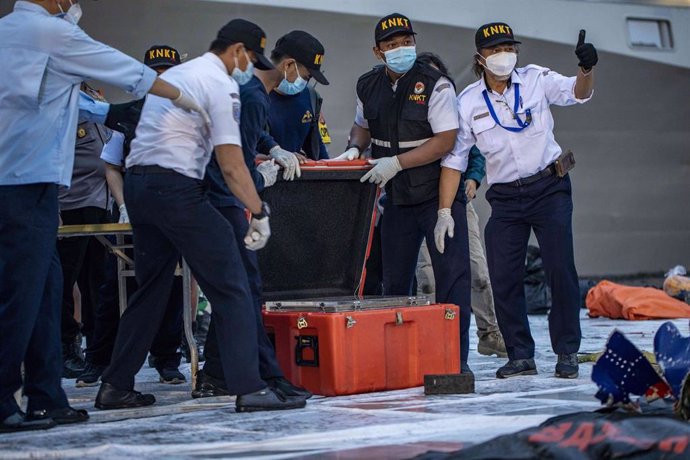 Archivo - Recuperación de una de las 'cajas negras' del vuelo de Sriwijaya Air siniestrado en Indonesia