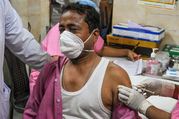 Archivo - Vacunación contra el coronavirus en India