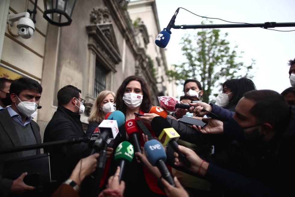 La presidenta de la Comunidad de Madrid, responde a los medios a su llegada a la presentación de la candidatura del PP de Madrid 