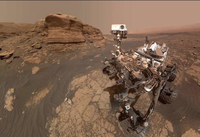 El rover Curiosity aparece delante de la roca de seis metros denominada Mont Mercou