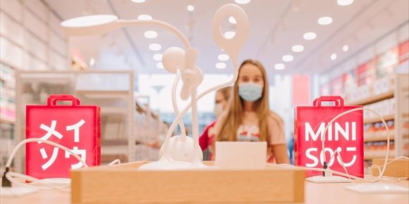 2. COMUNICADO: Miniso, el fenómeno mundial del diseño japonés, abre su quinta tienda en Madrid