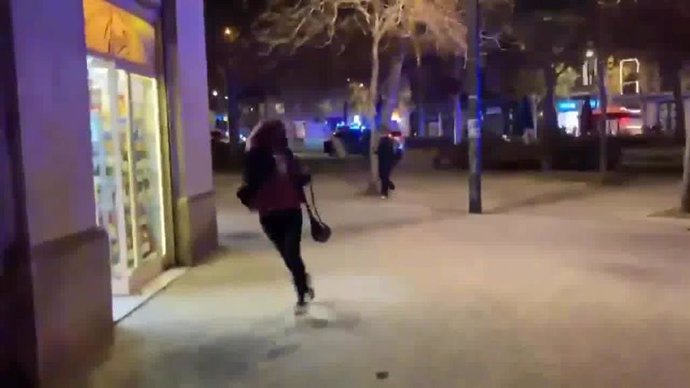 Archivo - Fotograma de un vídeo en el que se observan peatones huyendo del lugar donde un agente de la Guardia Urbana disparó a un hombre 'sin techo', en el Paseo de Sant Joan de Barcelona, a 21 de noviembre de 2020.