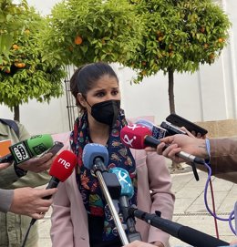 La consejera de Igualdad y Portavoz de la Junta de Extremadura, Isabel Gil Rosiña, atiende a los medios tras registrar la solicitud del Debate Sobre el Estado de la Región