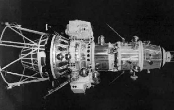 Nave Luna 10, primera en colocarse en órbita lunar