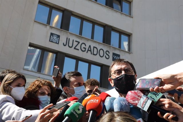 El cofundador de Podemos Juan Carlos Monedero responde a los medios a su salida de los Juzgados de Plaza de Castilla tras declarar como imputado por el caso ‘Neurona’.